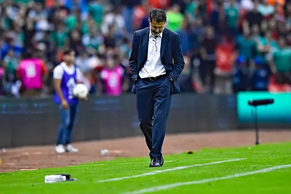 Juan Carlos Osorio, cabizbajo en juego del Tri