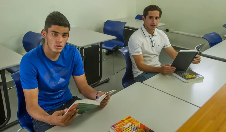 CÉSAR VICUÑA Calero Jr., durante una clase