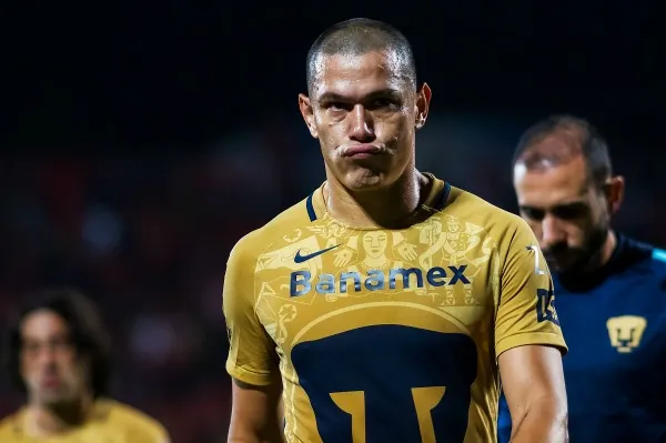 Verón sale del campo al término de un partido de Pumas