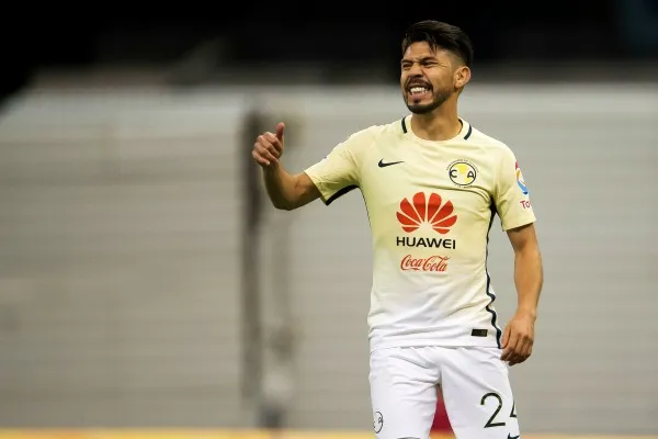 Oribe Peralta sonríe durante un juego de América