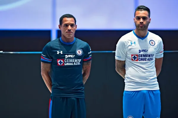 Julián Velázquez junto a Aldo Leao en la presentación del uniforme de Cruz Azul