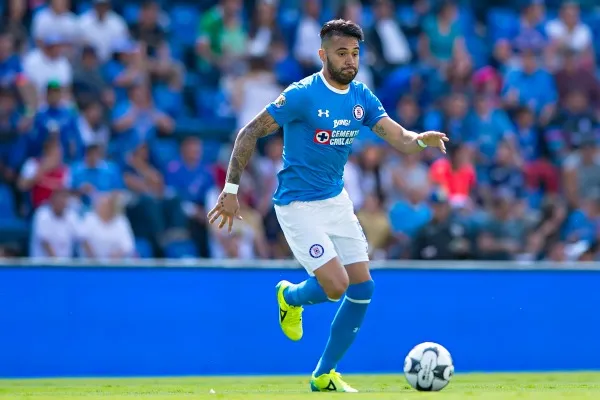 Julián Velázquez conduce un balón en un juego de Cruz Azul