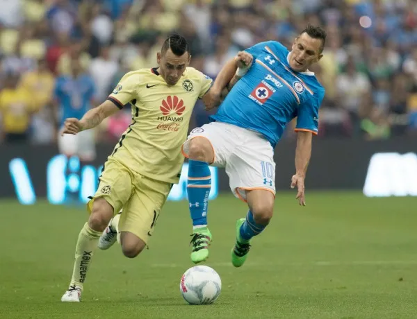 MEXSPORT Chaco Giménez y Sambueza pelean un balón