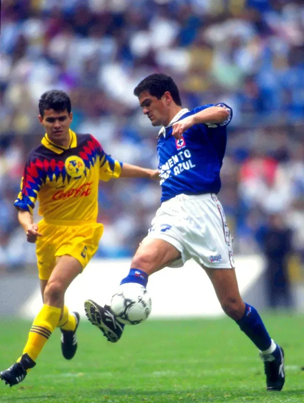 MEXSPORT Carlos Hermosillo enfrentando al América en un partido