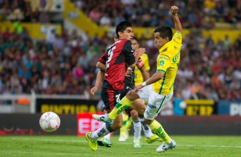 MEXSPORT Maxi Moralez disputa un balón en juego contra Atlas