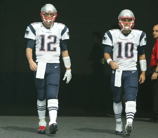 AP Brady y Garoppolo salen al campo en un partido de pretemporada de Patroitas