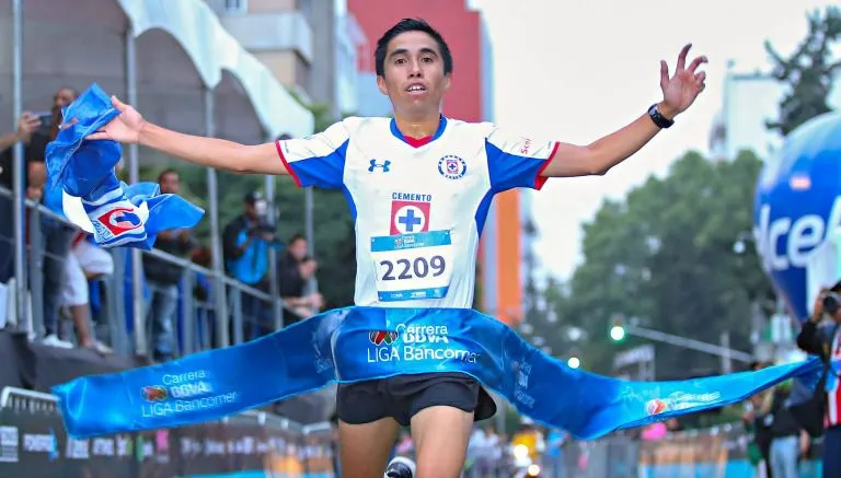 IMAGO7 Alberto Marmolejo, seguidor de Cruz Azul, fue el ganador de la carrera