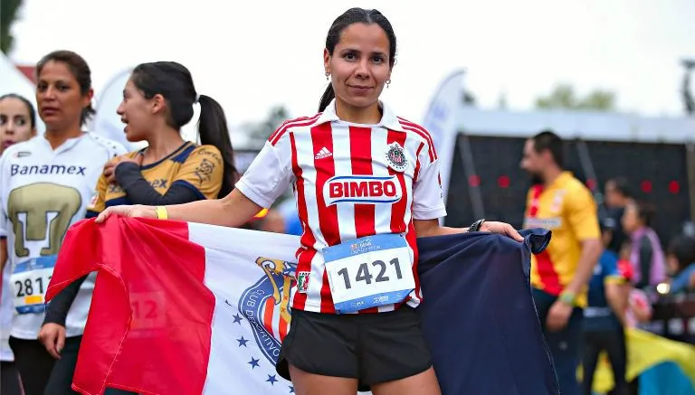 IMAGO7 Adriana Ávila, ganadora de la rama femenil, luce la bandera de Chivas