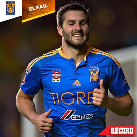 IMAGO7 André Pierre Gignac sonríe tras fallar una jugada clara