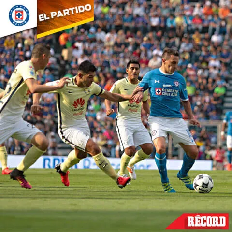 IMAGO7 Chaco Giménez intenta proteger un balón ante la presión de los jugadores del América