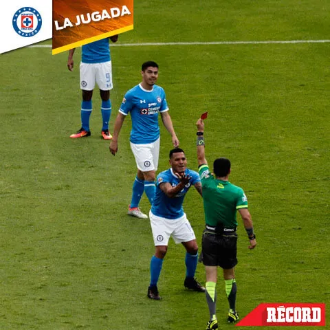 MIGUEL PONTÓN Aldo Leao es expulsado tras cometer una falta