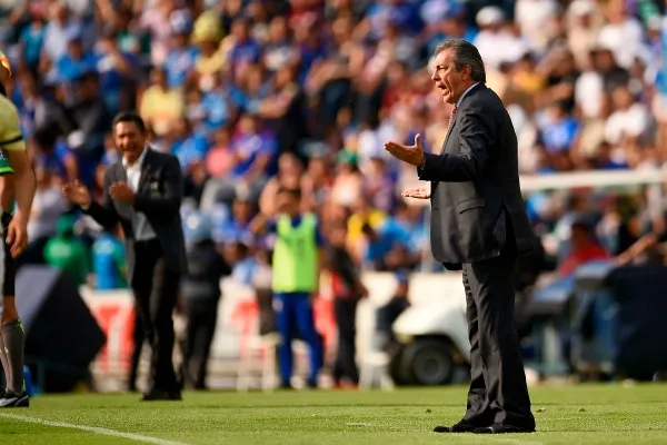 Boy gritando durante el Clásico Joven