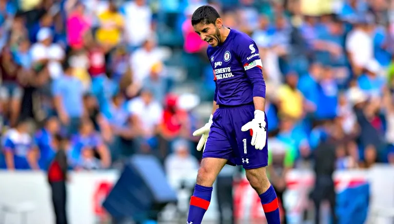 Jesús Corona en el partido contra el América