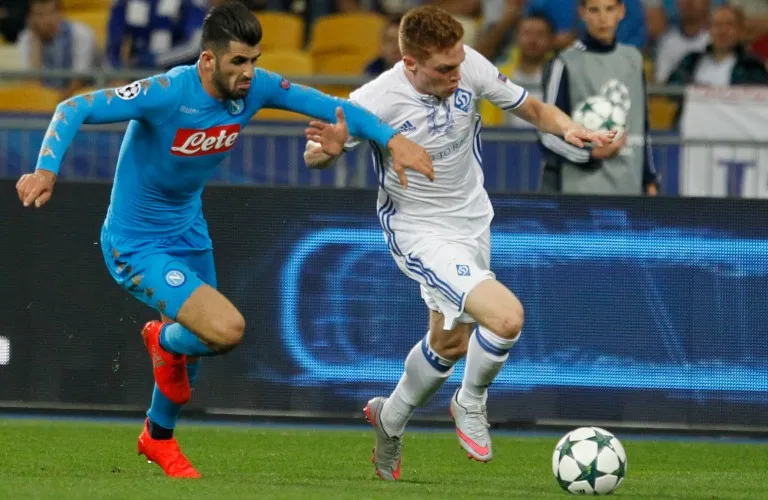 Elseid Hysaj del Nápoles se disputa el balón con Viktor Tsygankov del Dinamo