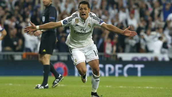 Chicharito celebra su gol con el Real Madrid frente al Atlético en Champions