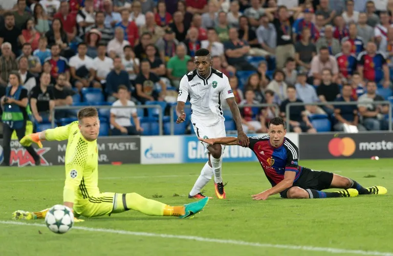 AP Jonathan Cafu enfrenta al arquero Tomas Vaclik