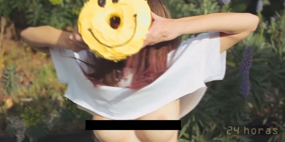 ESPECIAL Emily deja sus 'atributos' al descubierto