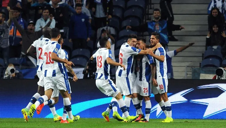 AP Jugadores del Porto celebran el gol de Otavio