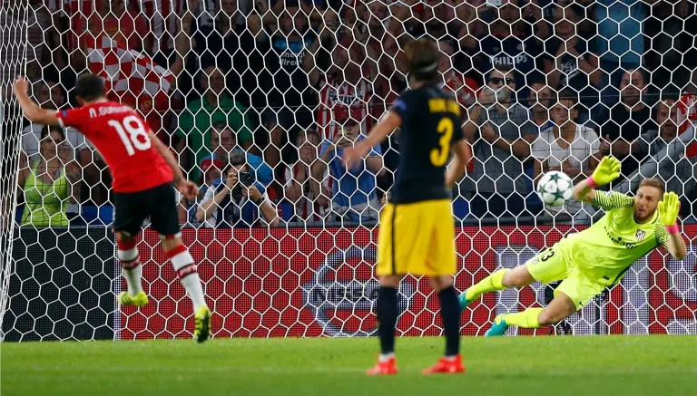 AP Andrés Guardado falla el penalti contra Atlérico