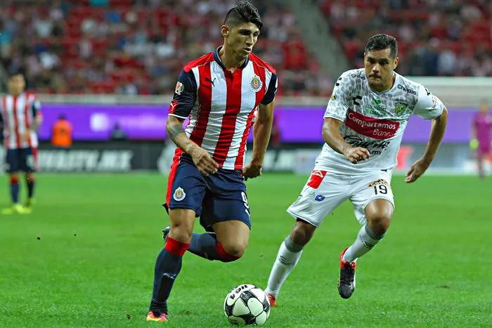 Alan Pulido conduce el balón en duelo frente a Jaguares