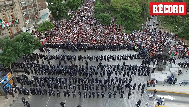 Se reportó que la policía usó gas lacrimógeno, aunque el organismo lo negó