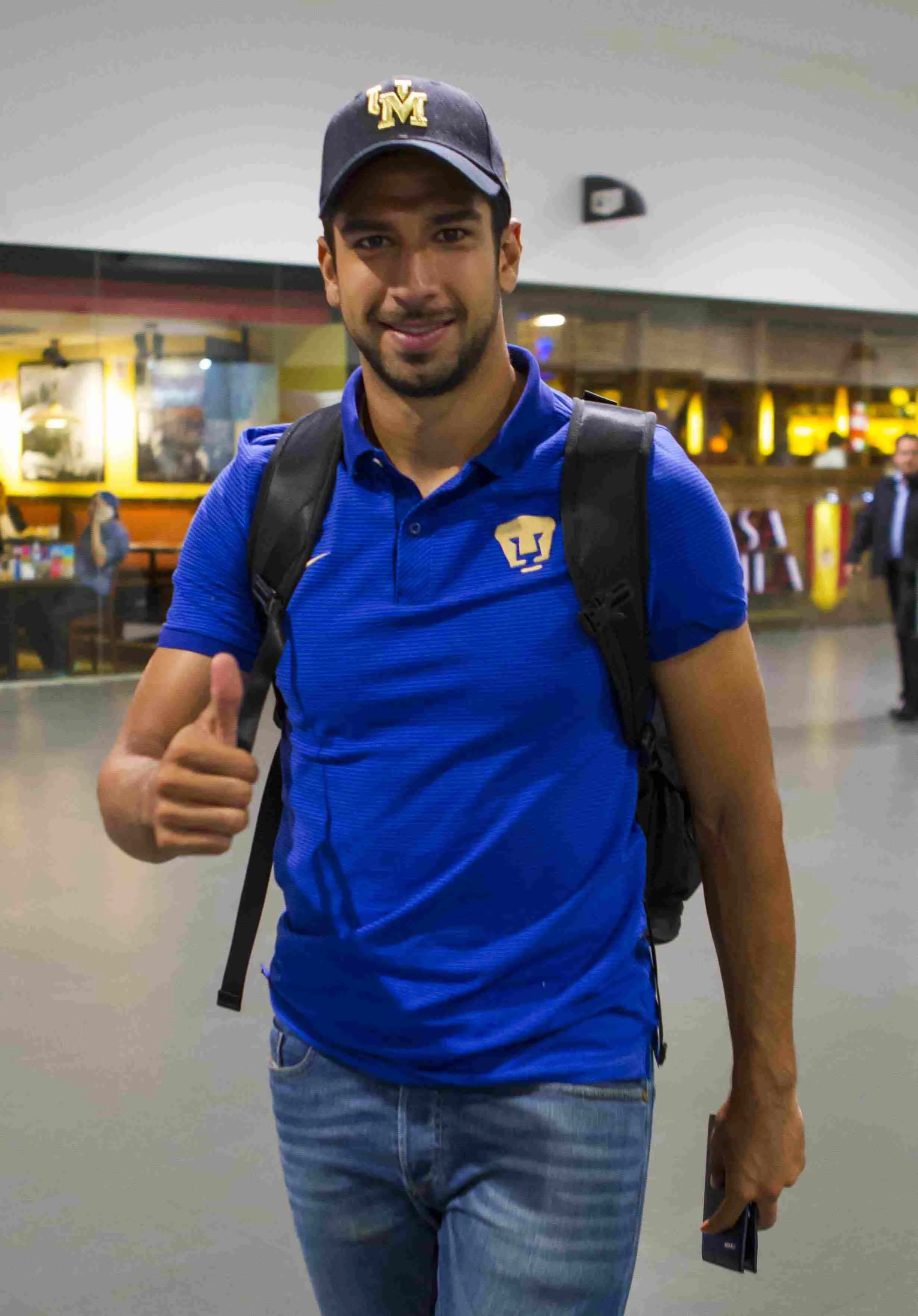 Eduardo Herrera previo a abordar el avión a territorio centroamericano