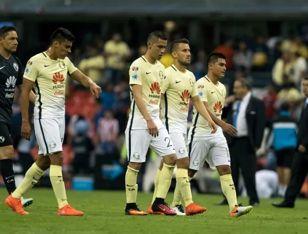 Los jugadores de las Águilas salen del campo tras caer con Chivas