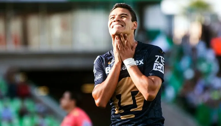 MEXSPORT Pablo Barrera luce un moño negro durante el partido contra Santos