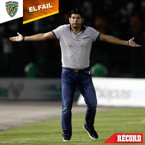 José Saturnino Cardozo reclama una jugada durante el juego frente a Cruz Azul