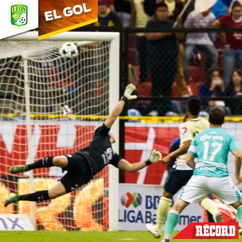 Mauro Boselli dispara y el balón supera a Muñoz