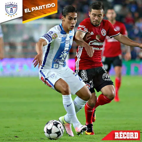 Erik Aguirre y Kevin Gutiérrez pelean un balón durante el juego entre Pachuca y Tijuana