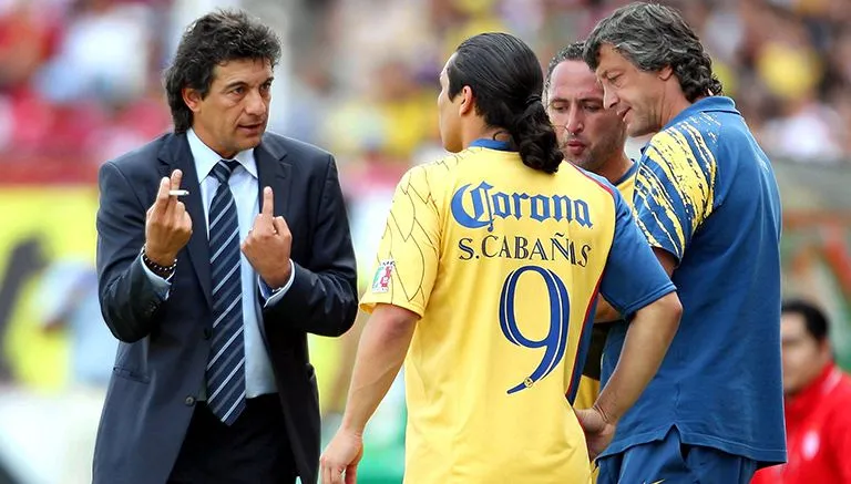 Romano da indicaciones a Cabañas