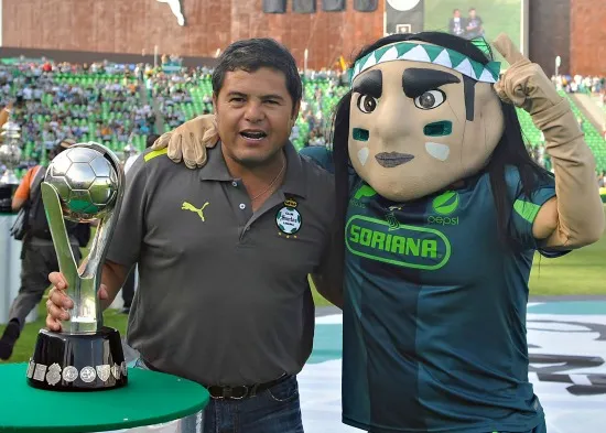 IMAGO7 El Travieso posa junto al trofeo del Clausura 2008 ganado con Santos
