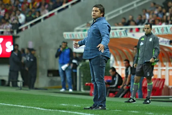 IMAGO7 Guzmán da indicaciones a sus jugadores en el Estadio Chivas