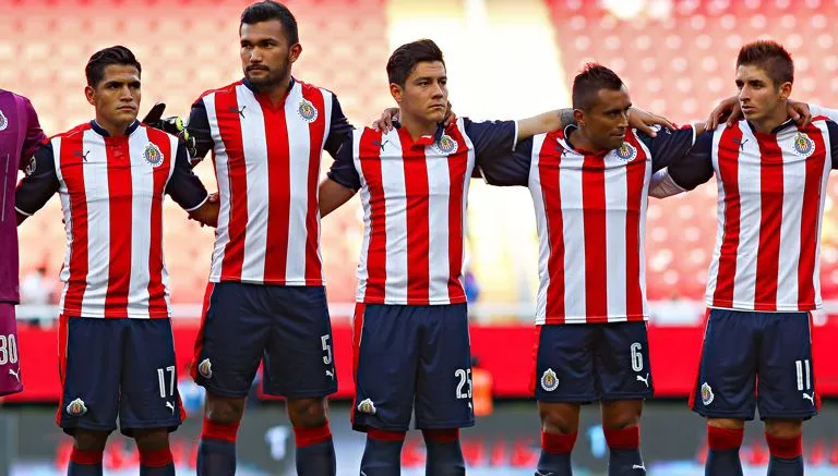 IMAGO7 Jugadores de Chivas posan previo a duelo contra Tigres