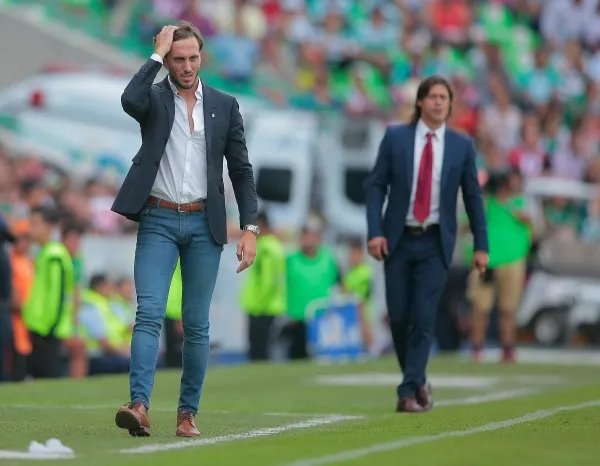 IMAGO7 Zubeldía preocupado tras la derrota frente a Chivas en el TSM