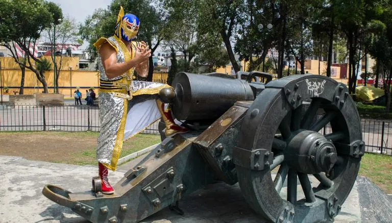 Metalik junto al monumento a Morelos, en la CDMX