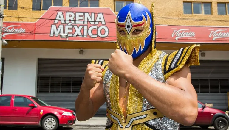 El gladiador azteca posa en la entrada de la Arena México