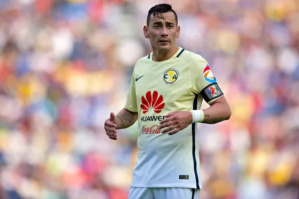 Sambueza durante el partido entre Cruz Azul y América