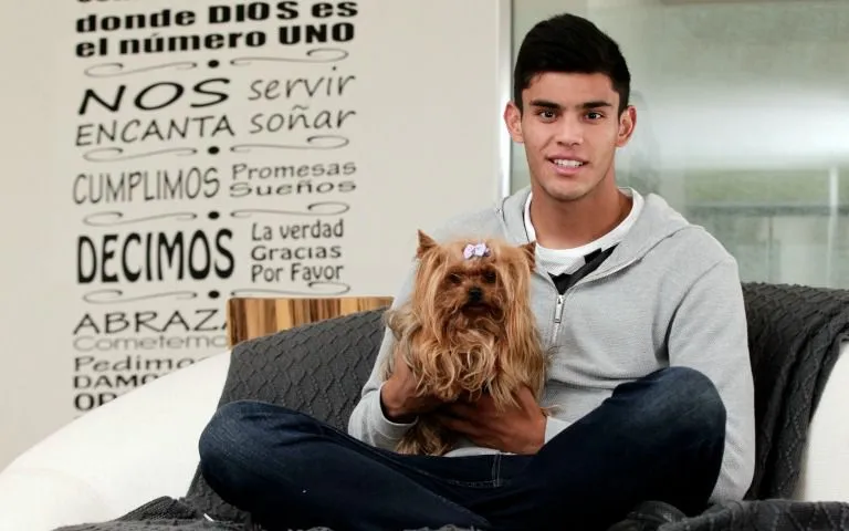 DANIEL GÁMEZ Calero posa con su mascota, en una sesión para RÉCORD