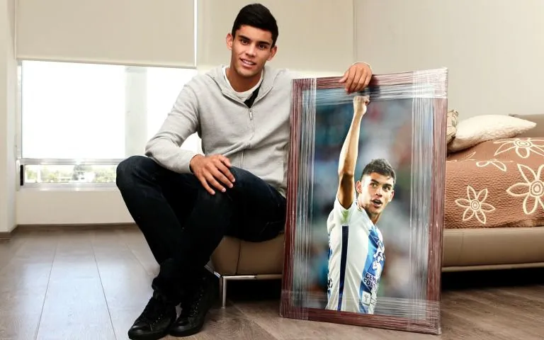 DANIEL GÁMEZ Juan José Calero posa para RÉCORD, con un cuadro de su primer gol