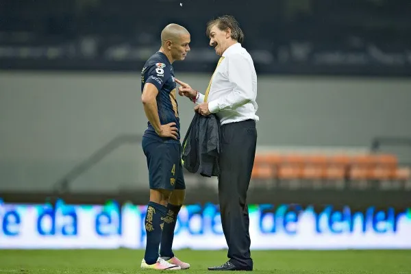 MEXSPORT La Volpe platica con Dario Verón al término del partido entre América y Pumas