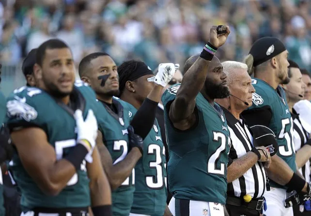 Malcolm Jenkins y Ron Brooks levantaron una mano