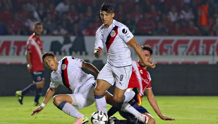 IMAGO7 Pulido controla el esférico contra Veracruz