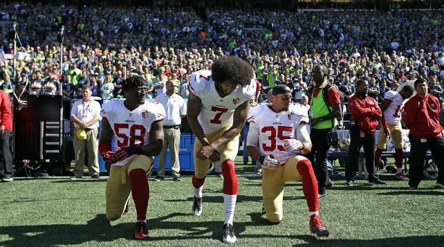 Jugadores de los 49ers se arrodillaron en el himno