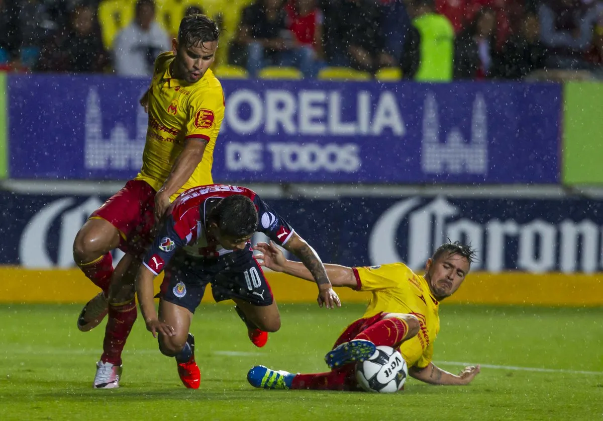 MIGUEL PONTÓN El Chofis es derribado dentro del área