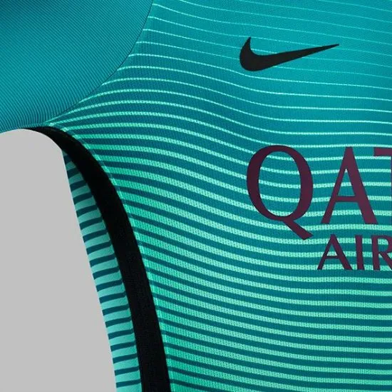 @FCBARCELONA_ES Parte lateral de la nueva indumentaria blaugrana