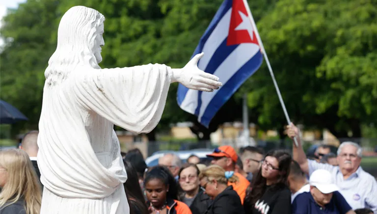 AP Aficionados despiden los restos del pitcher cubano