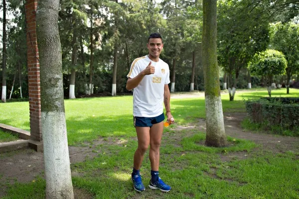 MEXSPORT Barrera saliendo de un entenamiento de Pumas