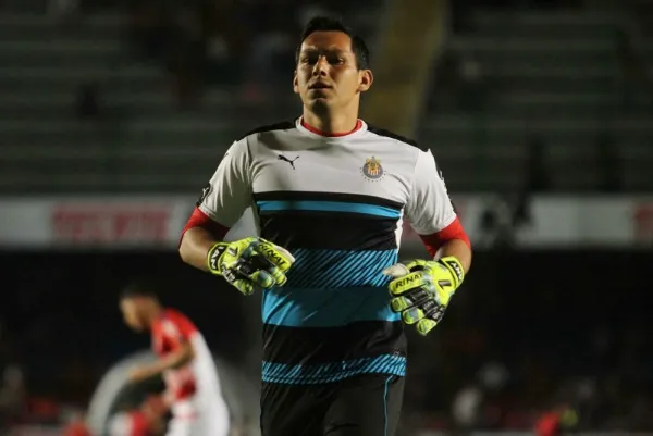 Rodolfo Cota en un encuentro con Chivas